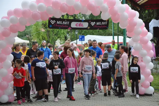 Children at the finish arch of the Kétegyháza fun run