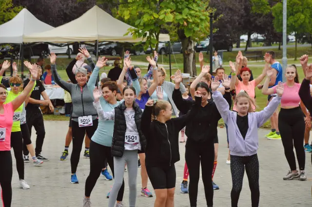 Group warm-up at the Kétegyháza charity fun run
